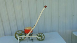 lot 104 image: Garden Seeder with Additional Discs