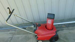 lot 114 image: Honda HS35 Snowblower
