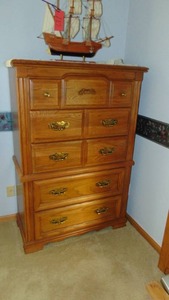 lot 188 image: Broyhill 5 Drawer Dresser
