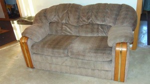lot 201 image: Livingroom Loveseat