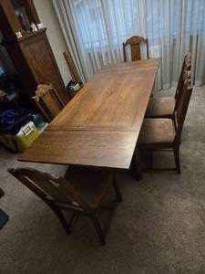 lot 2 image: Beautiful Dining Room Table with Slide Out End Leaves with 6 Chairs (One with Arms) - 3 x 7 when extended