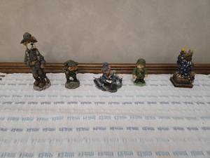 lot 4 image: Lot of 5 Bear Figurines by Boyds Bears & Friends and Cherished Teddies