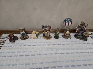lot 5 image: Lot of 7 Bear Figurines by Boyds Bears & Friends and Cherished Teddies