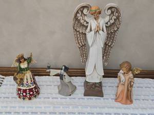 lot 8 image: Lot of 4 Decorative Angel Figurines