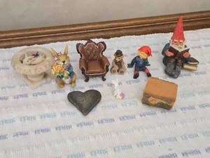 lot 12 image: Lot of Small Decorative Figurines