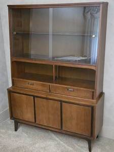 lot 13 image: Mid-Century Modern Walnut China Hutch with Glass Doors and Storage