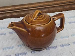 lot 16 image: Approx. 4 Tall McCoy Ceramic Teapot - Chip on Lid