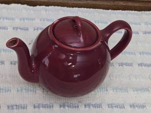 lot 18 image: Small Ceramic Tea Pot