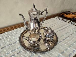 lot 41 image: WM Rogers Silver Plate Tea Serving Set Teapot, Creamer, Sugar Bowl and Platter