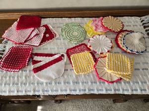 lot 60 image: Large Lot of Hot Pan  Pot Holders