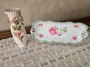 lot 61 image: Decorative Flower Vase and Plate