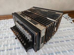 lot 65 image: Vintage Beaver Brand Accordian