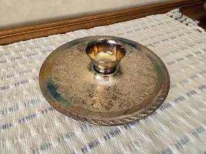 lot 75 image: Wm Rogers Spring Flower Platter