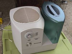 lot 104 image: Honeywell Humidifier - Powers On