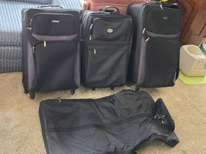 lot 109 image: Various Pieces of Rolling Luggage and Wardrobe Bag
