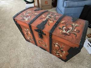 lot 128 image: Decorative Wooden Chest