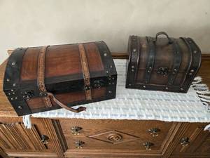 lot 130 image: Lot of 2 Decorative Wooden Boxes