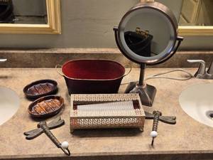 lot 140 image: Lighted Mirror, Kleenex Holder, Metal Basket and More Small Items