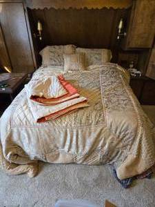 lot 151 image: Quilts, Blankets, Bedding