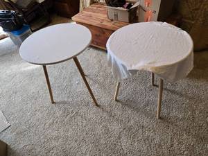 lot 162 image: Pair of Lightweight Round Tables About 19 12 in Diameter