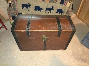 lot 181 image: Vintage Wooden Trunk