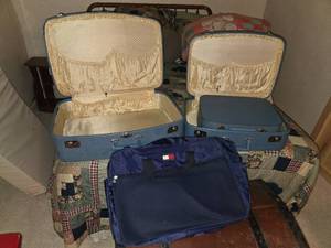 lot 182 image: Matching Set of Older Luggage