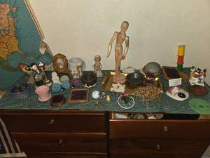 lot 183 image: Large Lot of Misc. Figurines and Decor Smalls Including 1 Enesco Little Bible Friends