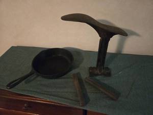 lot 191 image: 8 Inch Iron Skillet and Cobblers Anvil