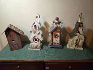 lot 199 image: Lot of Unique Decorative Bird Houses - One Roofed with Vintage License Plate