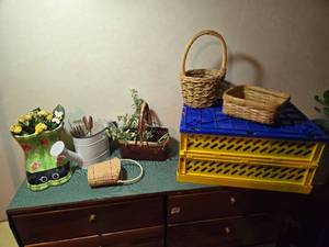 lot 204 image: Baskets, Flower Pots and Other Related Decor