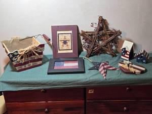 lot 208 image: Patriotic Related Small Home Decor