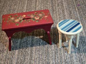 lot 215 image: Lot of 2 Small Stools
