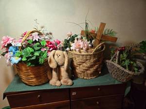 lot 222 image: Baskets with Faux Flowers and a Bunny