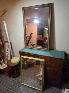 lot 231 image: Lot of 2 Vintage Mirrors