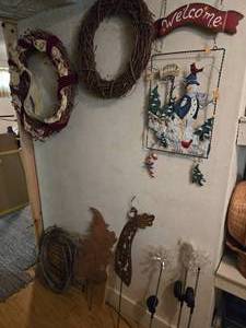 lot 236 image: Decorative Wreaths and Wall Accents