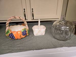 lot 254 image: Ceramic Baskets and Glass Pumpkin