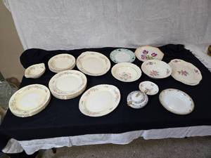 lot 299 image: Large Lot of China - Eggshell Nautilus, Homer Laughlin Eggshell Georgian