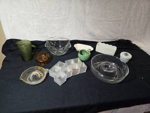 lot 309 image: Small Glassware Bowls, Pitcher, Juicer and More