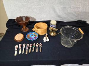lot 313 image: Santa Clause Butter Knives and Other Decorative Dishware