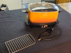lot 327 image: Vintage West Bend Slo-Cooker