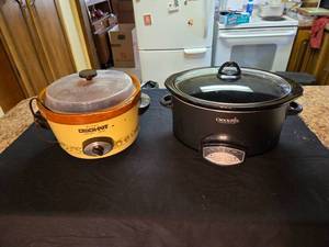 lot 328 image: Lot of 2 Crock-Pots