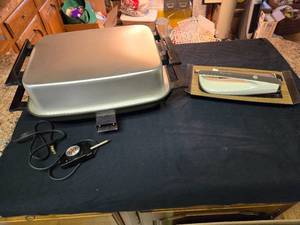 lot 329 image: Roaster and Electric Knife