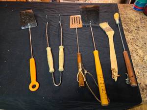 lot 339 image: Grill Utensils