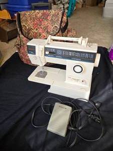 lot 345 image: Singer 4562 T Sewing Machine and Travel Bag
