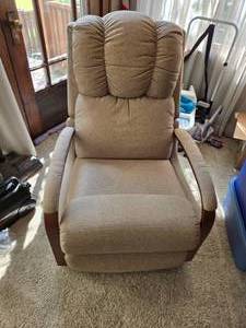 lot 357 image: La-Z-Boy Reclina-Rocker in Great Condition