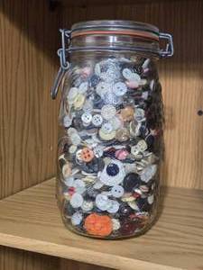 lot 371 image: 8 12 Jar of Buttons