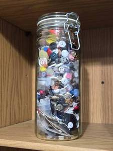 lot 372 image: 9 12 Jar of Buttons