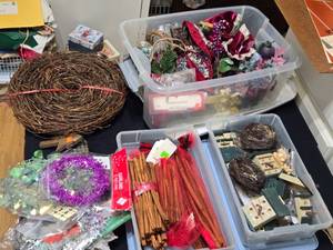 lot 414 image: Cinnamon Sticks, Garland, Mini Birdhouses