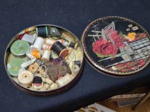 lot 428 image: Vintage Tin of Thread and Other Older Sewing Items
