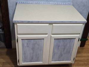 lot 430 image: NIce Cabinet with Drawers